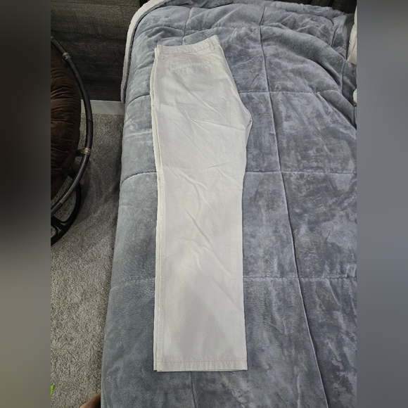 Selling GAP Khakis pants that are used - cream color and size 40W - 32L - Picture 3 of 4